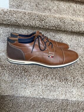 Tommy Hilfiger Men’s Tan and Dark Brown Leather Lace-Up Oxfords